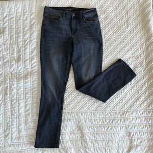 Regular fit mid rise straight leg jeans